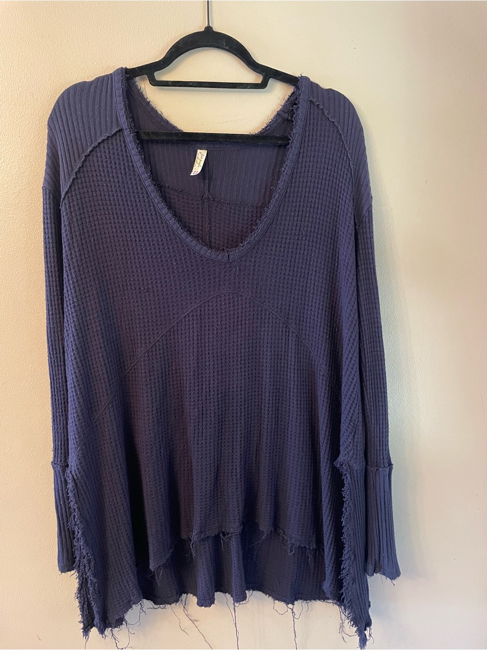 Free People-Washed-Edge Waffle Knit V-Neck Long Sleeve Top - Navy